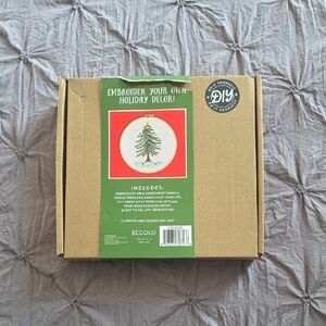 Eccolo DIY Holiday Embroidery Kit - Green and Red